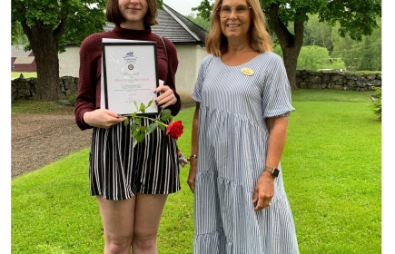 Stipendiat Alva Ervander-Mörk tillsammans tillsammans med utdelare Helen Söderling, president Enköping-Vårfru Rotaryklubb